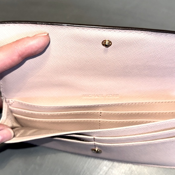Michael Kors pink wallet - Picture 4 of 4